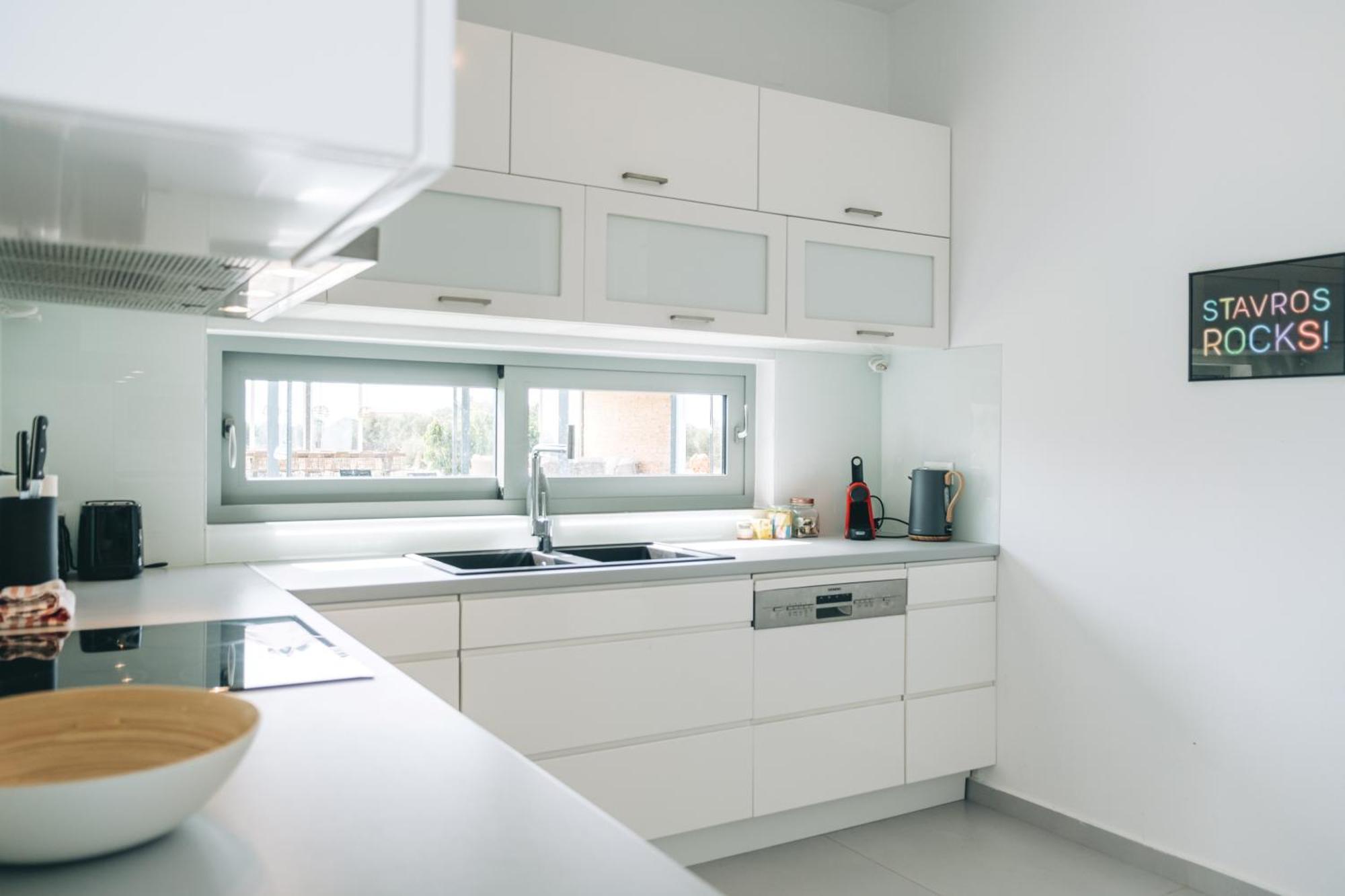 Helios A Modern Large Villa With Private Pool Set In A Quiet Location สตาวรอช ภายนอก รูปภาพ